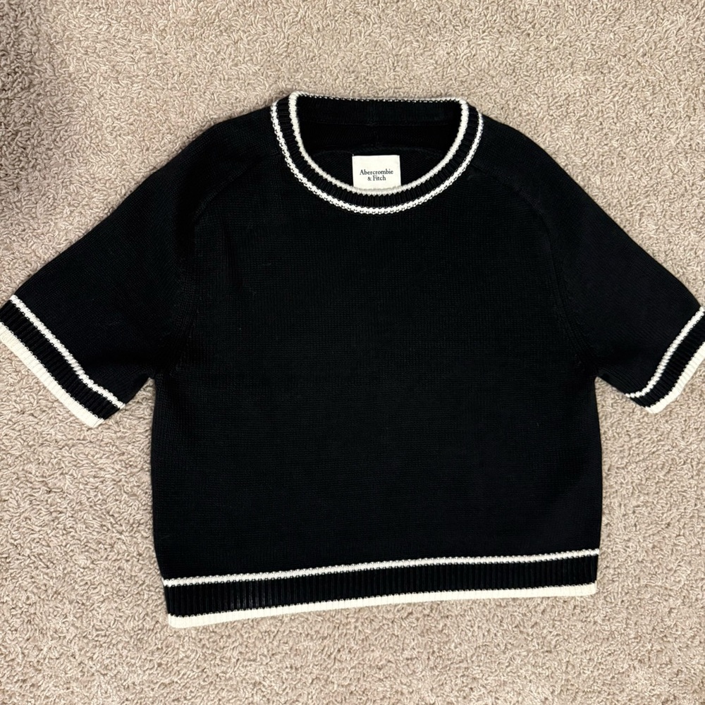 Abercrombie & Fitch Black and White Crew Neck Sweater